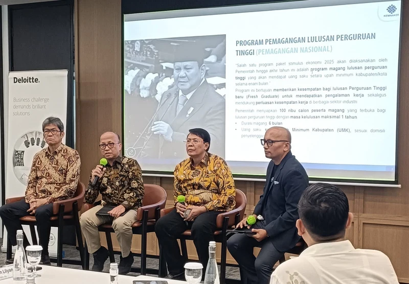 Para pembicara dalam dokumentasi seminar Program Magang Nasional.